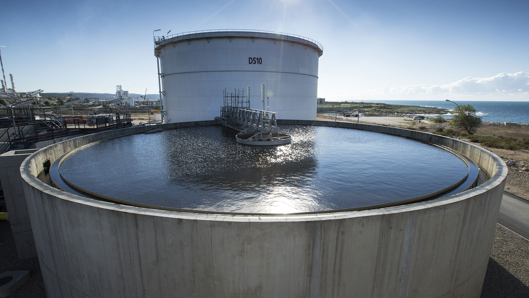Limit the impact of wastewater treatment plants on their environment